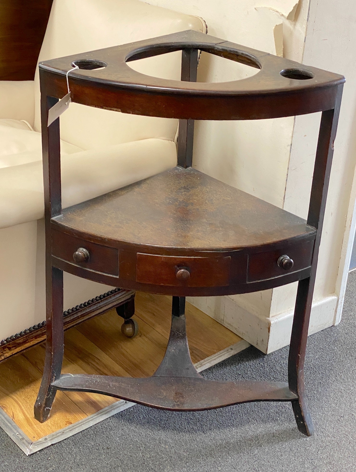 An early 19th century mahogany corner washstand, width 55cm, depth 39cm, height 79cm